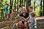 Familie beim Füttern im Wildparadies Tripsdrill